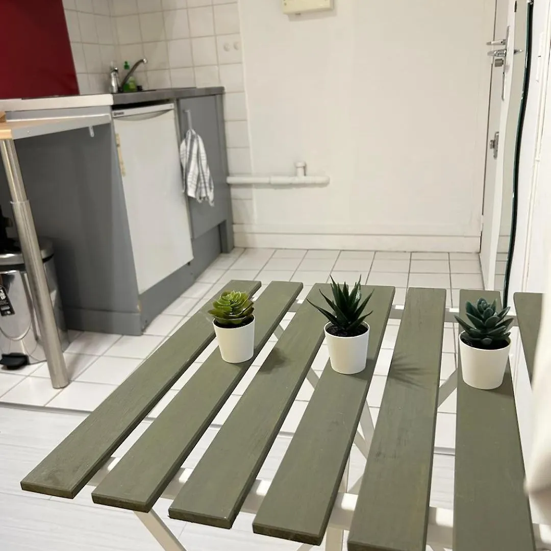 Comfortable Near Marais Aboukir